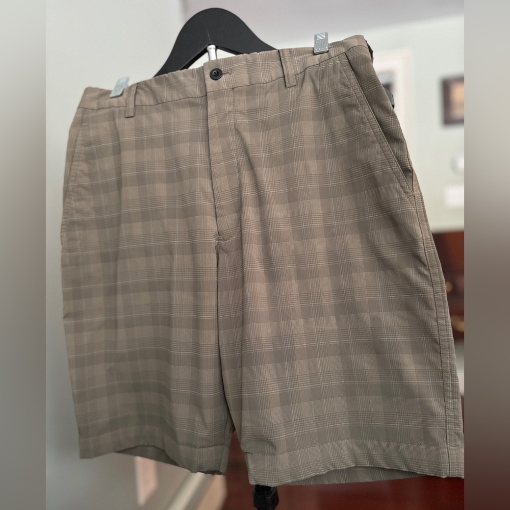 Nike DRI-Fit  Flat Front Golf Shorts Men’s Size 30 Khaki